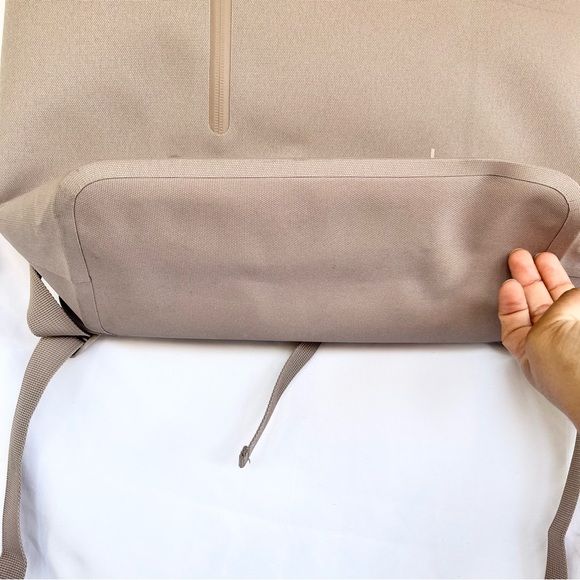 GOT BAG. | ROLLTOP TRAVEL BACKPACK 26L ECO-FRIENDLY WATERPROOF RECYCLED TAN GRAY - Picture 3 of 7